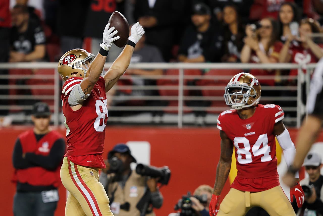 Fue hasta el tercer cuarto cuando San Francisco añadió más puntos al tablero. Mullens lanzó pase de 5 yardas a su estelar ala cerrada George Kittle para aumentar a 24-3 el margen.
