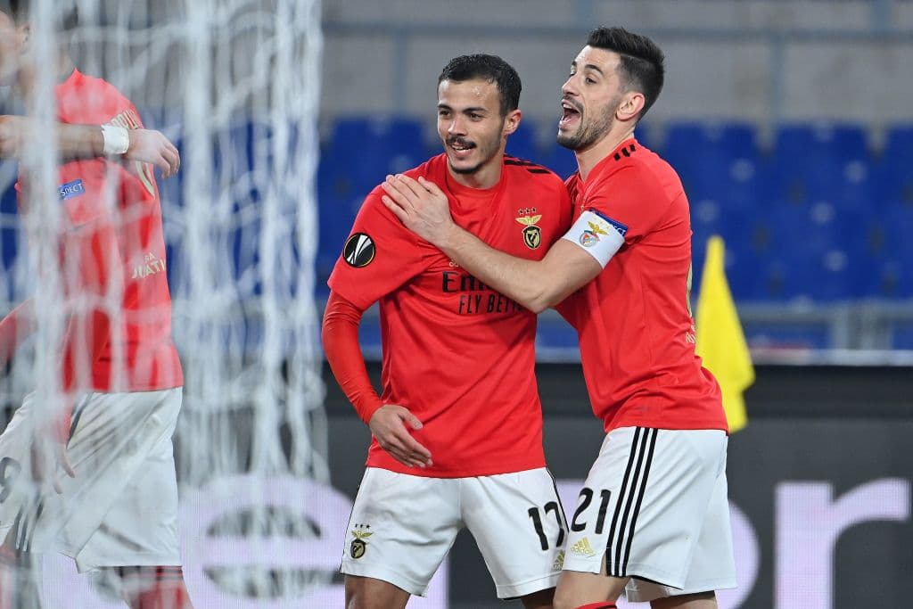 Fernandes (55’) marcó desde los once pasos para abrir el marcador y así adelantar a los locales. Un par de minutos más tarde, Saka (57’) marcó el tanto que le dio la paridad al cuadro inglés. La vuelta se jugará el próximo 25 de febrero.