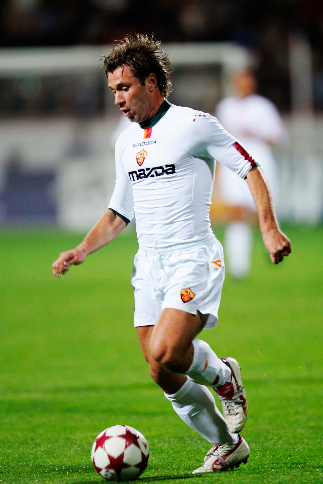 Sin embargo, siempre fue muy polémico y dado a los escándalos extra-cancha con alcohol y mujeres hermosas.