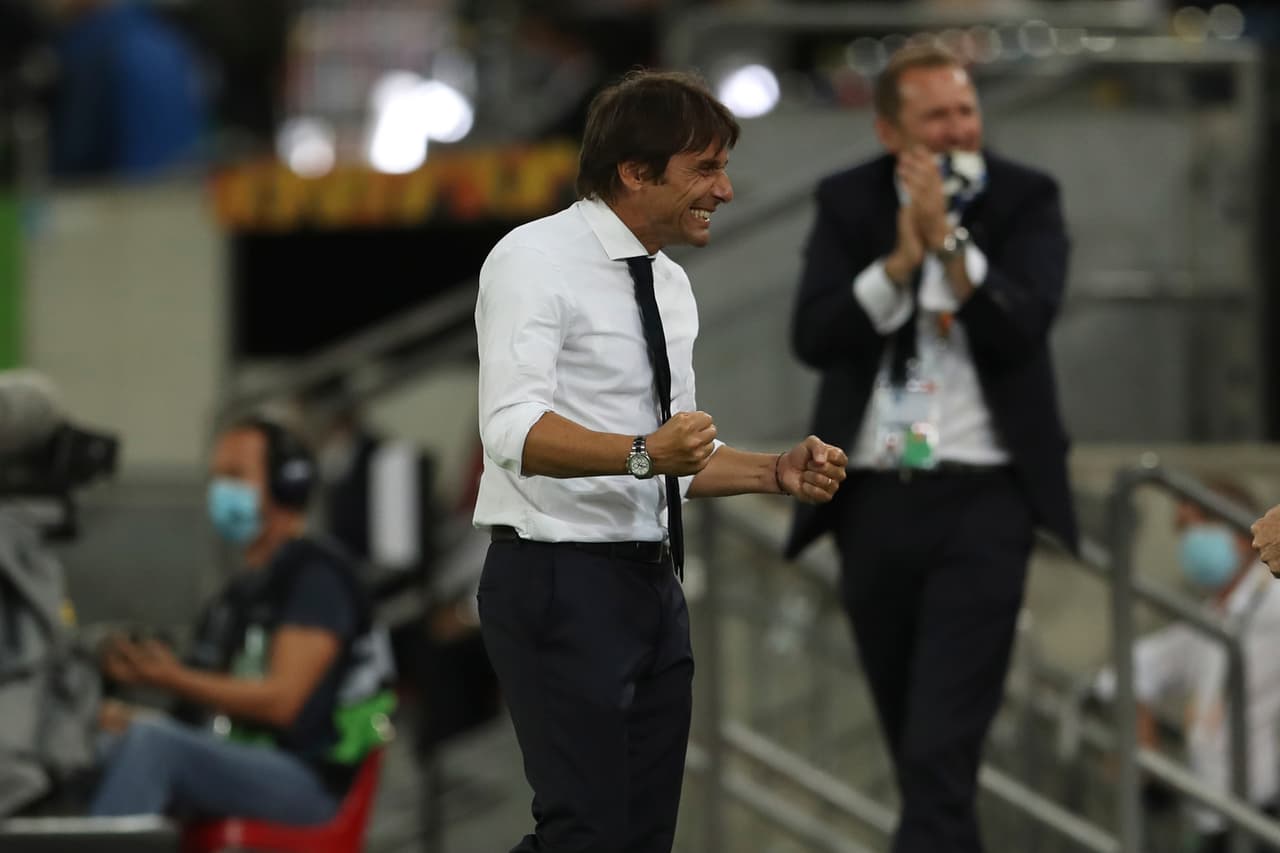 "Tenemos que jugar con el deseo de ganar y llevar el trofeo a Italia, ganar otra vez un título para el Inter. Tenemos que demostrar que somos el mejor equipo” aseguró Conte desde el banquillo.