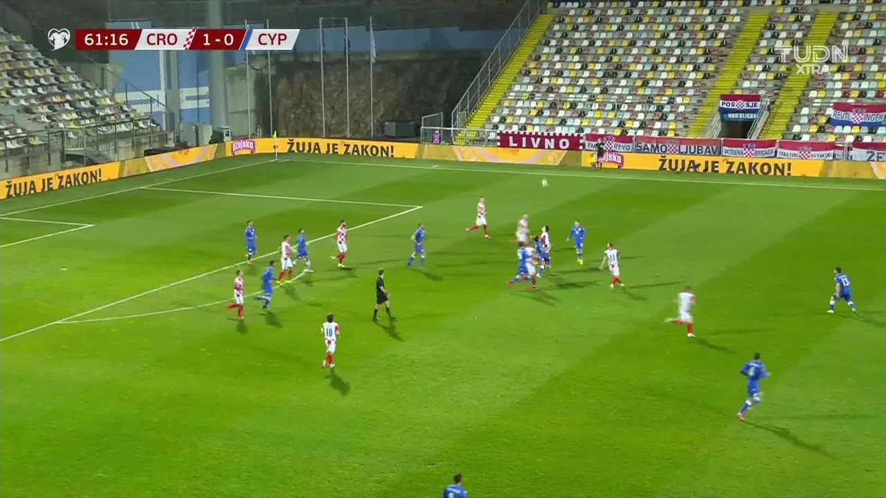 ¡TIRO ATAJADO! disparo por Charis Kyriakou.