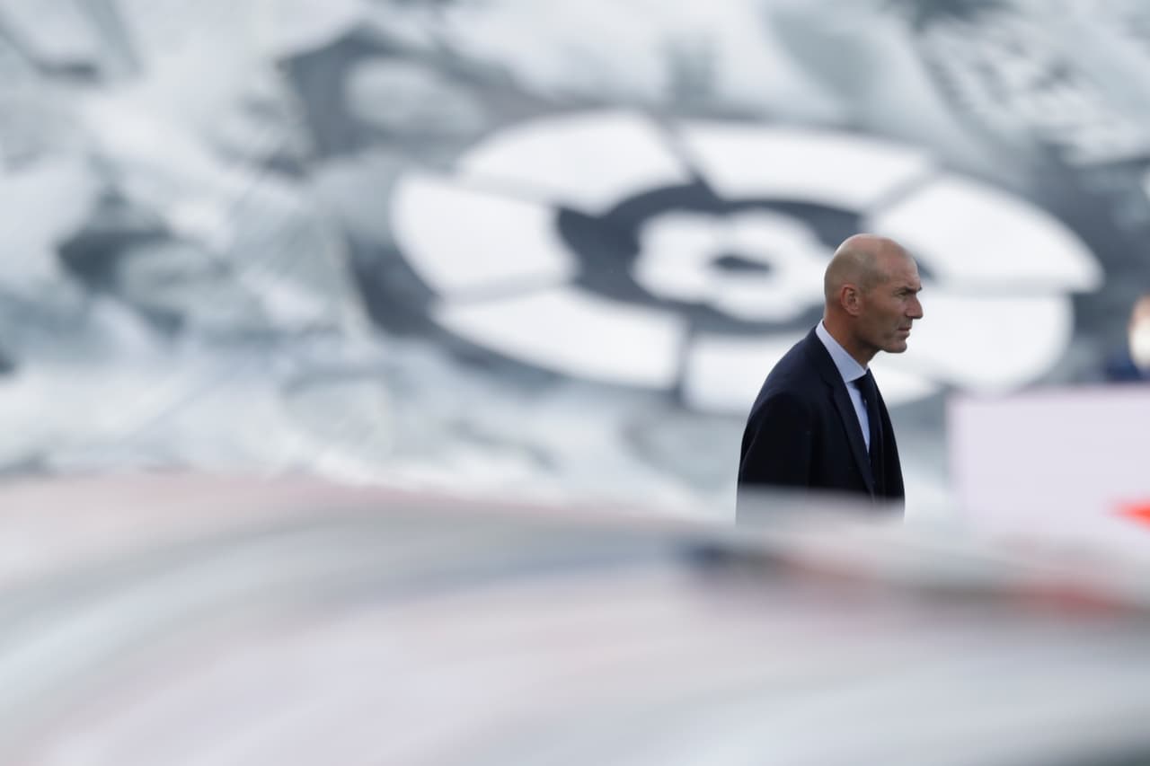 Zinedine Zidane con rostro serio ingresa a la cancha del estadio Alfredo Di Stéfano para el encuentro contra el Eibar.