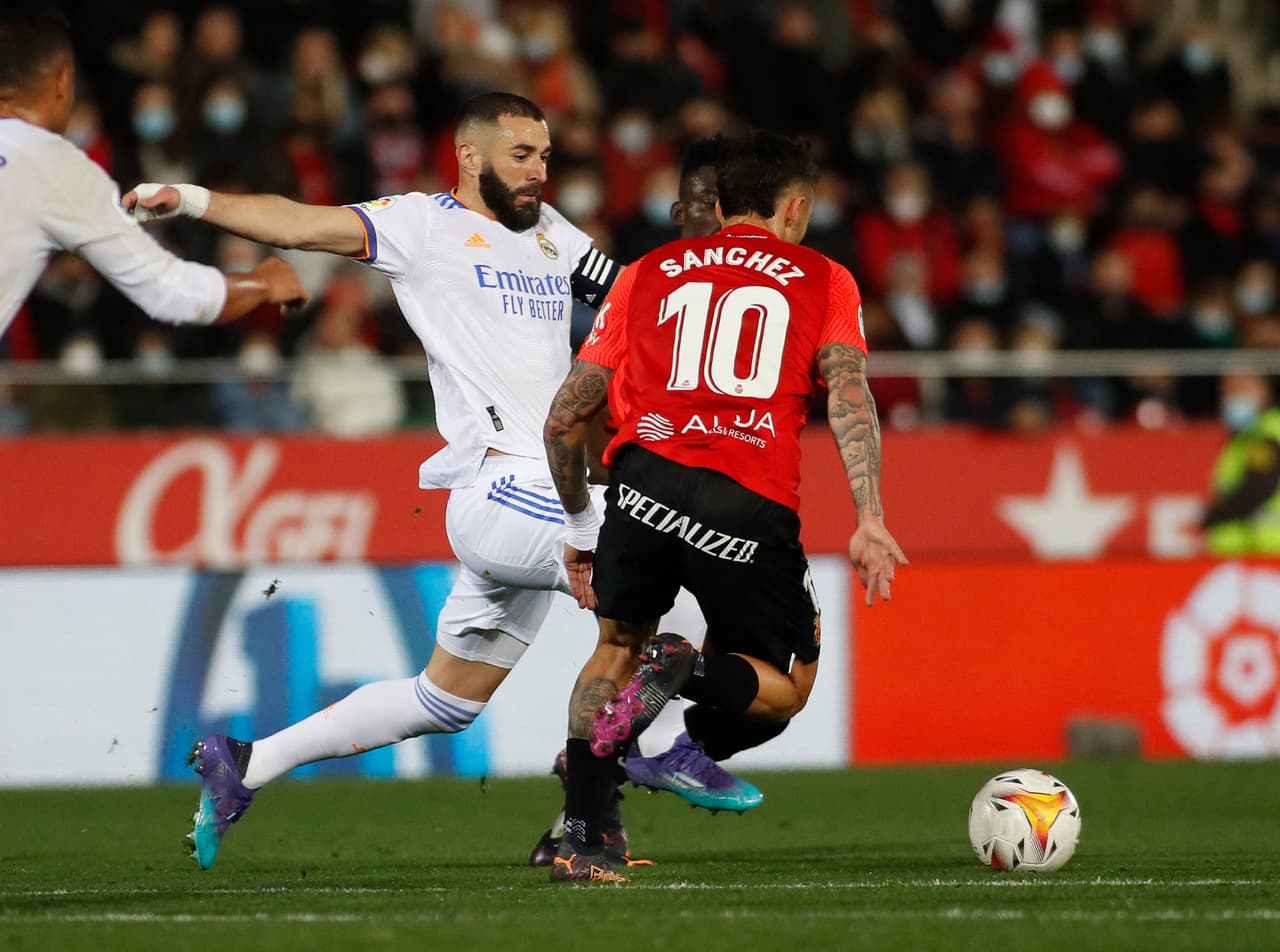 Gracias a un doblete de Karim Benzema y otro tanto del brasileño Vinícius, el Real Madrid venció al Mallorca y aumentó su ventaja en el liderato a 10 puntos sobre el Sevilla.