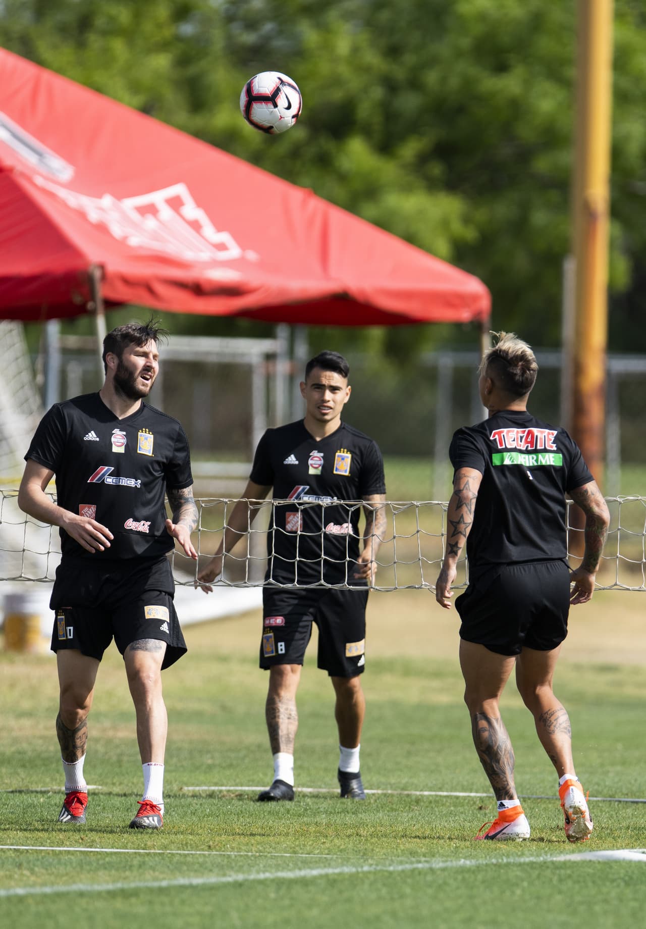Tigres UANL ajusta detalles para el juego de ida de la Final de la Concacaf Champions League en un duelo contra Monterrey, su gran rival, frente al que busca su primer título internacional.