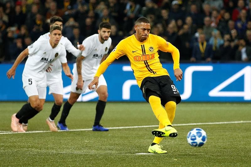 Guillaume Hoarau mostró su efectividad desde los penaltis para igualar las cargas al minuto 10 del segundo tiempo.