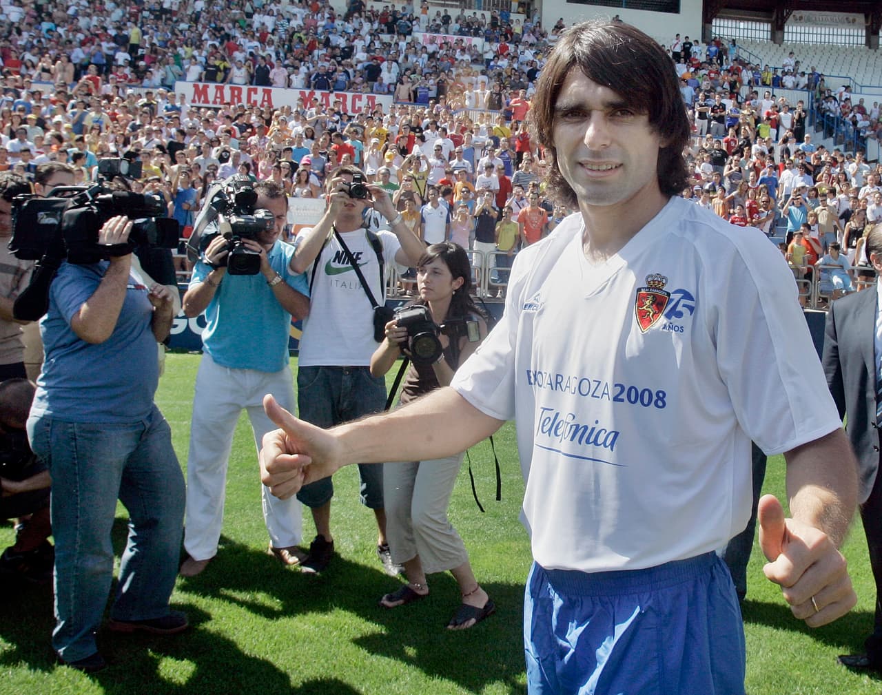 Sin embargo, una vez acabó la temporada, el argentino viajó a jugar la Copa América 2007 y a su llegada el Real Zaragoza pagó su cláusula por lo que no alcanzó a debutar de manera oficial con el 'Submarino'.