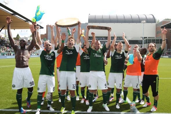 24 de junio, 2011: Los Portland Timbers celebraron su primer triunfo en la MLS ante su archirrival Seattle Sounders junto a su afición.