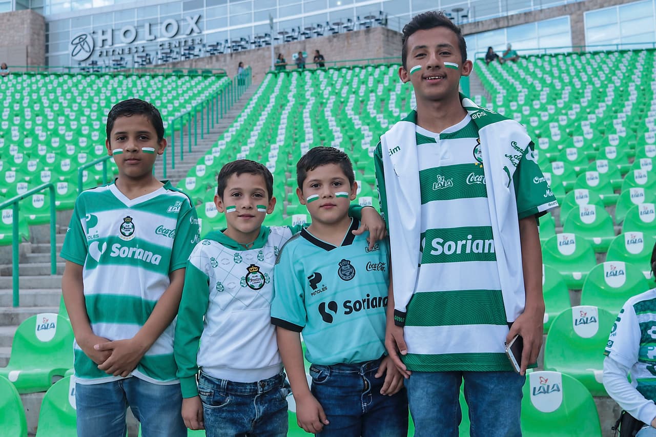 Aunque al comenzar el juego las tribunas tenían muchos claros, según fueron pasando los minutos los fanáticos laguneros pusieron un buen ambiente en este juego internacional que los tiene practicamente en la siguiente fase.