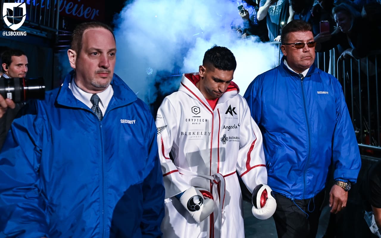 Terence Crawford retuvo su cetro wélter de la OMB tras dominar a Amir Khan en el Madison Square Garden de Nueva York.