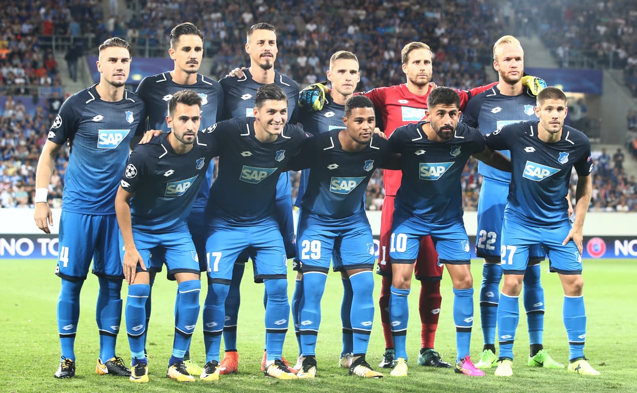 El equipo alemán saltó al campo con: Baumann; Kaderabek, Hübner, Bicakcic, Rupp; Vogt, Gnabry, Demirbay, Zuber; Kramaric, Wagner.