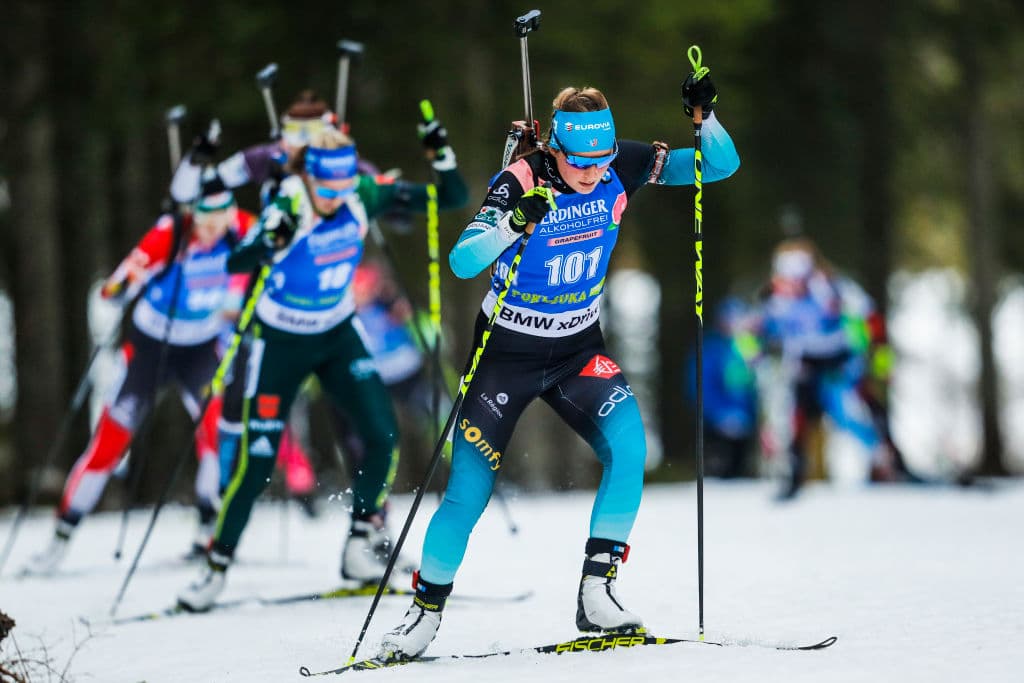 Cuando los competidores fallan disparos en la etapa de tiro, son penalizados con tiempo o deben dar vueltas en una mini pista como penalización.