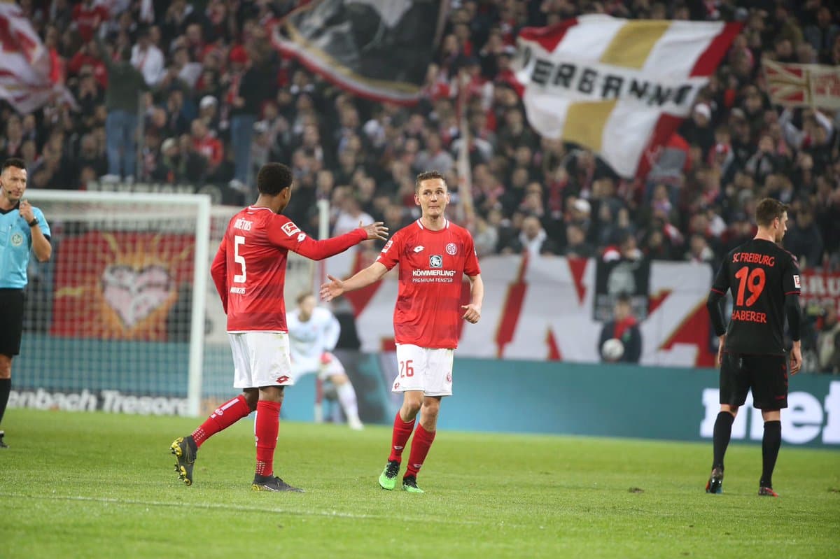 El holandés Jean Paul Boëtius (centro) aprovechó un error del arquero rival para marcar el 1-0 del Mainz al minuto 20.