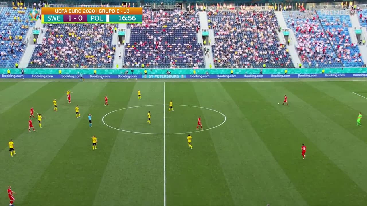 ¡CERCA! Robert Lewandowski disparó que se estrella en el poste.