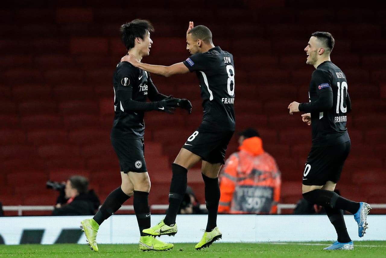 Frankfurt vence con doblete del japonés Daichi Kamada 2-1 al Arsenal en Londres. Unai Emery, director técnico del Arsenal vive momentos difíciles y más tras esta derrota.