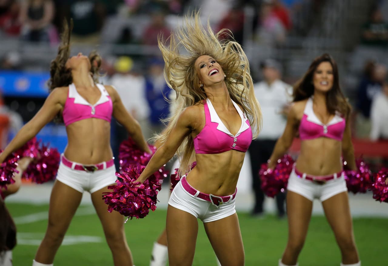 Con gran entusiasmo y alegría, las porristas de la NFL se vistieron de rosa.