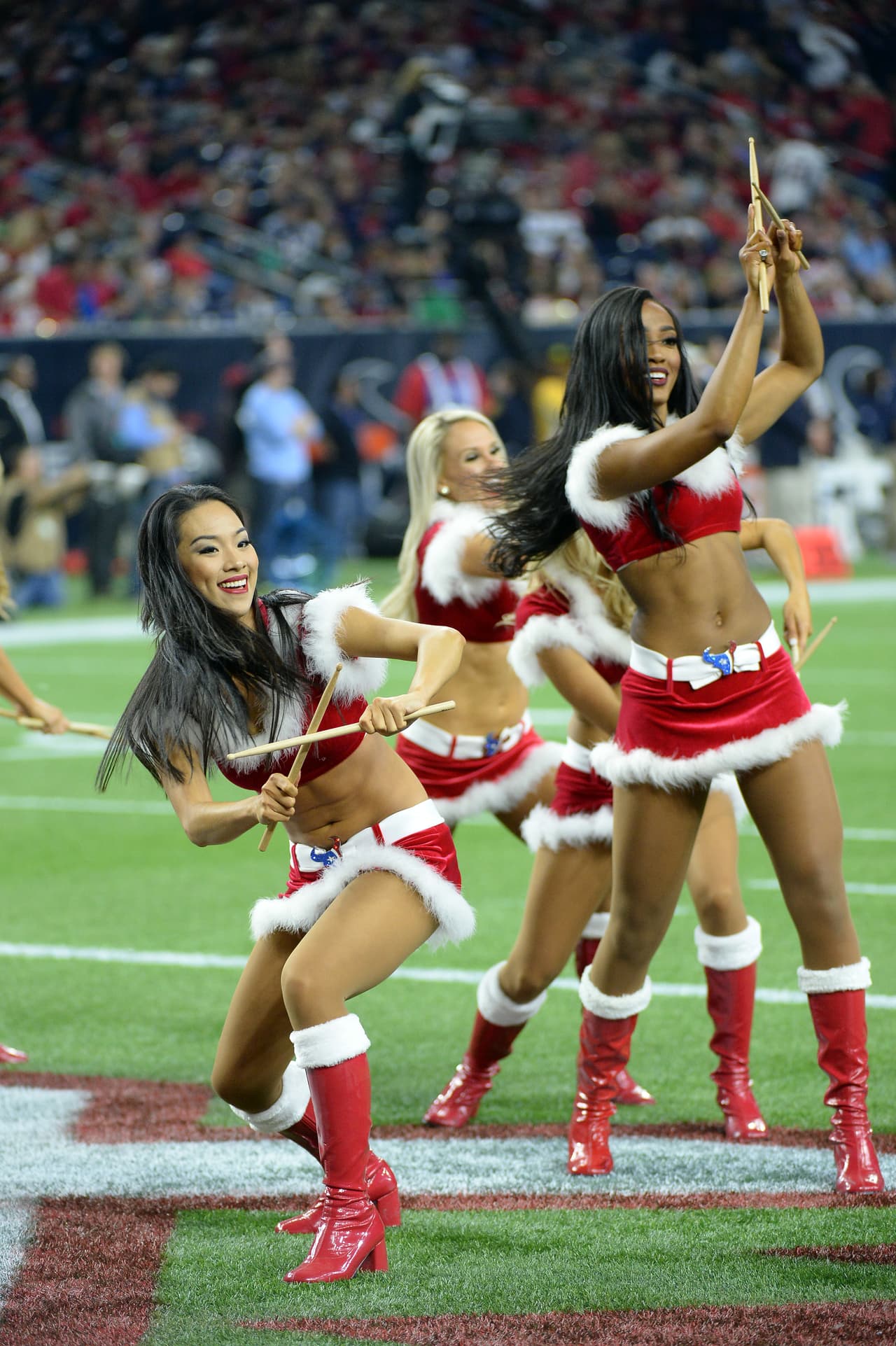 De los ocho equipos de la NFL en la Ronda de Comodines, Bengals, Texans, Chiefs, Vikings, Redskins y Seahawks tienen porristas y NFL.com/Español te regala un collage con las mejores imágenes de todas ellas. ¡Disfrútalo!