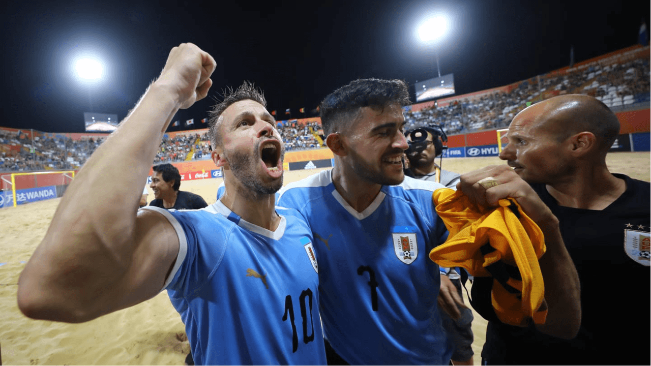 Uruguay da la sorpresa venciendo a Italia en un partido muy cerrado y es líder del Grupo B.