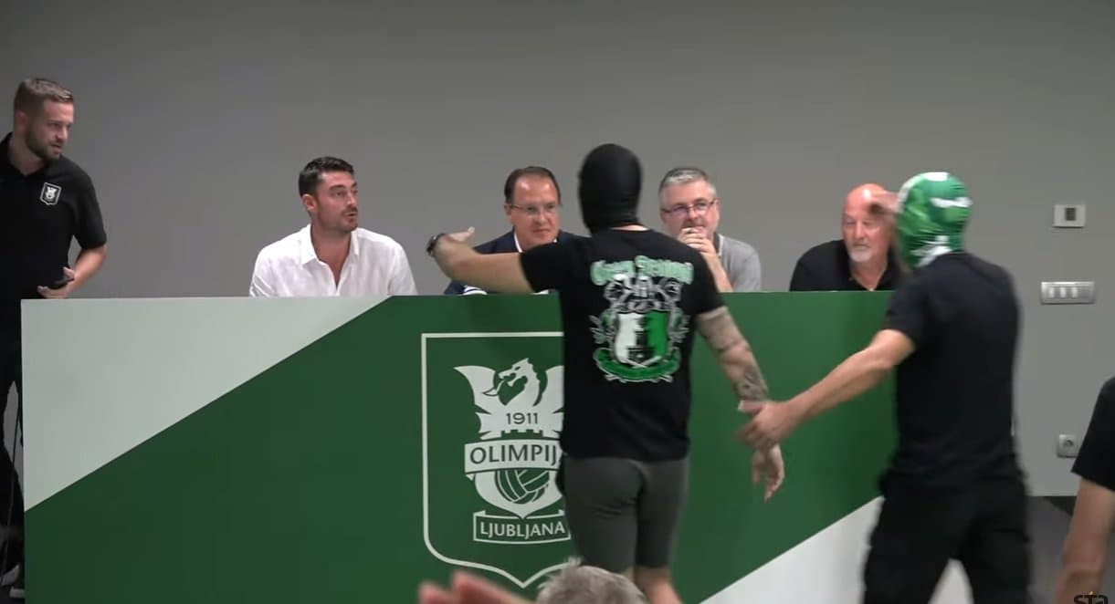 Fans radicales de Olimpija Ljubljana expulsan a DT en su presentación