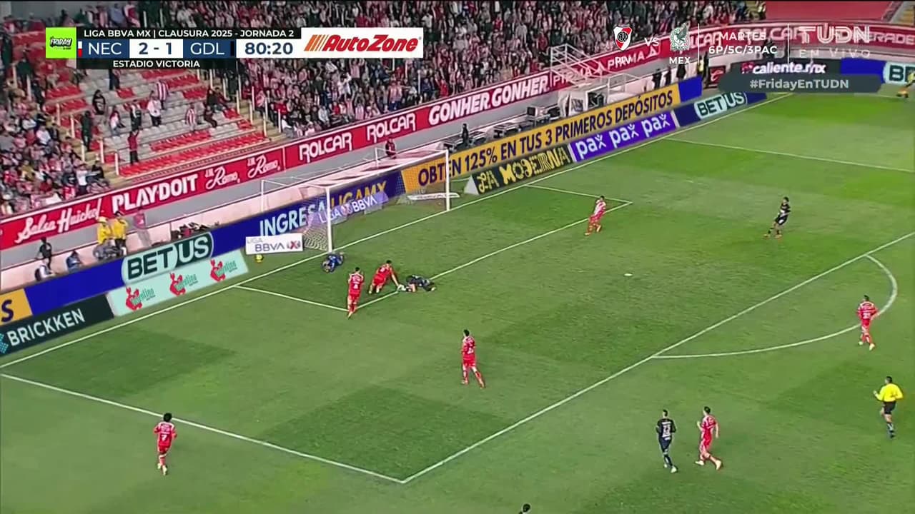 ¡TIRO ATAJADO! disparo por Javier Hernández.