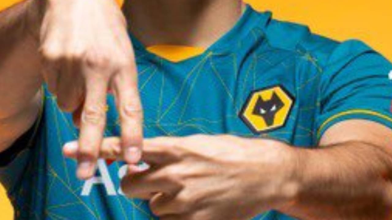 Con Raúl Jiménez como modelo el Wolverhampton presentó su camiseta