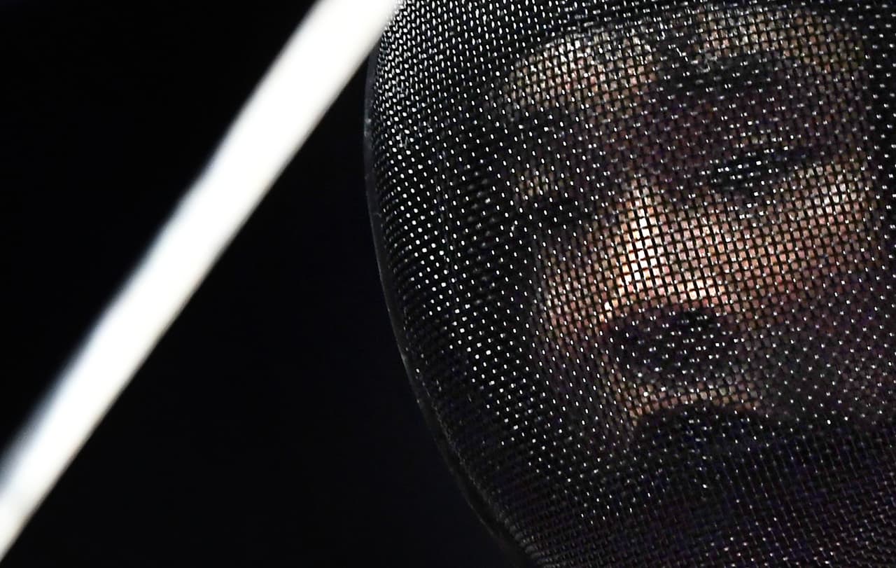 Ma Jianfe (China) durante un encuentro clasificatorio de esgrima.