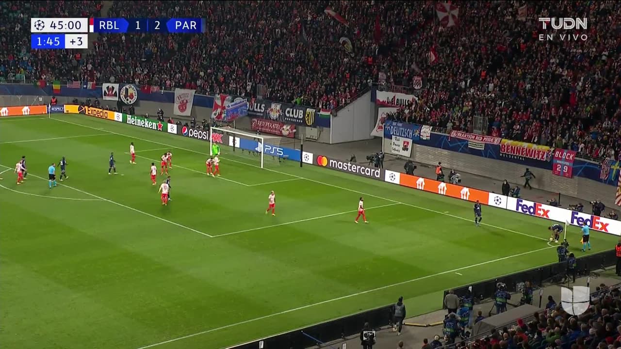 ¡TIRO ATAJADO! disparo por Kylian Mbappé.