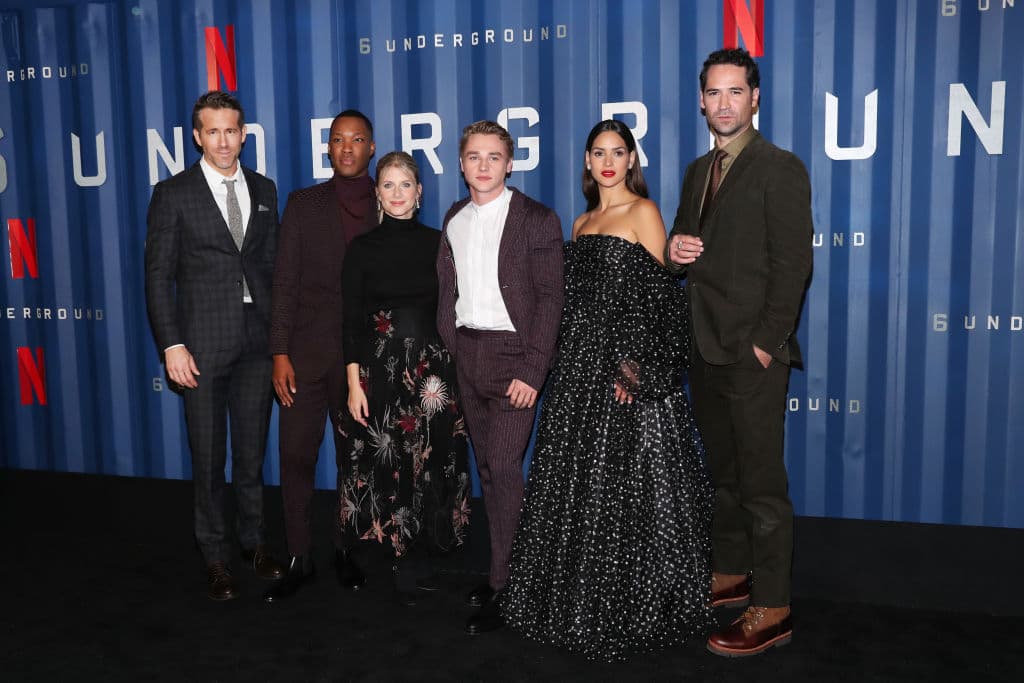 Ryan Reynolds forma parte de un grupo de seis agentes secretos que borraron su pasado para combatir con el crimen y cambiar el mundo. Aunque no es la mejor película, es buena para pasar un domingo.