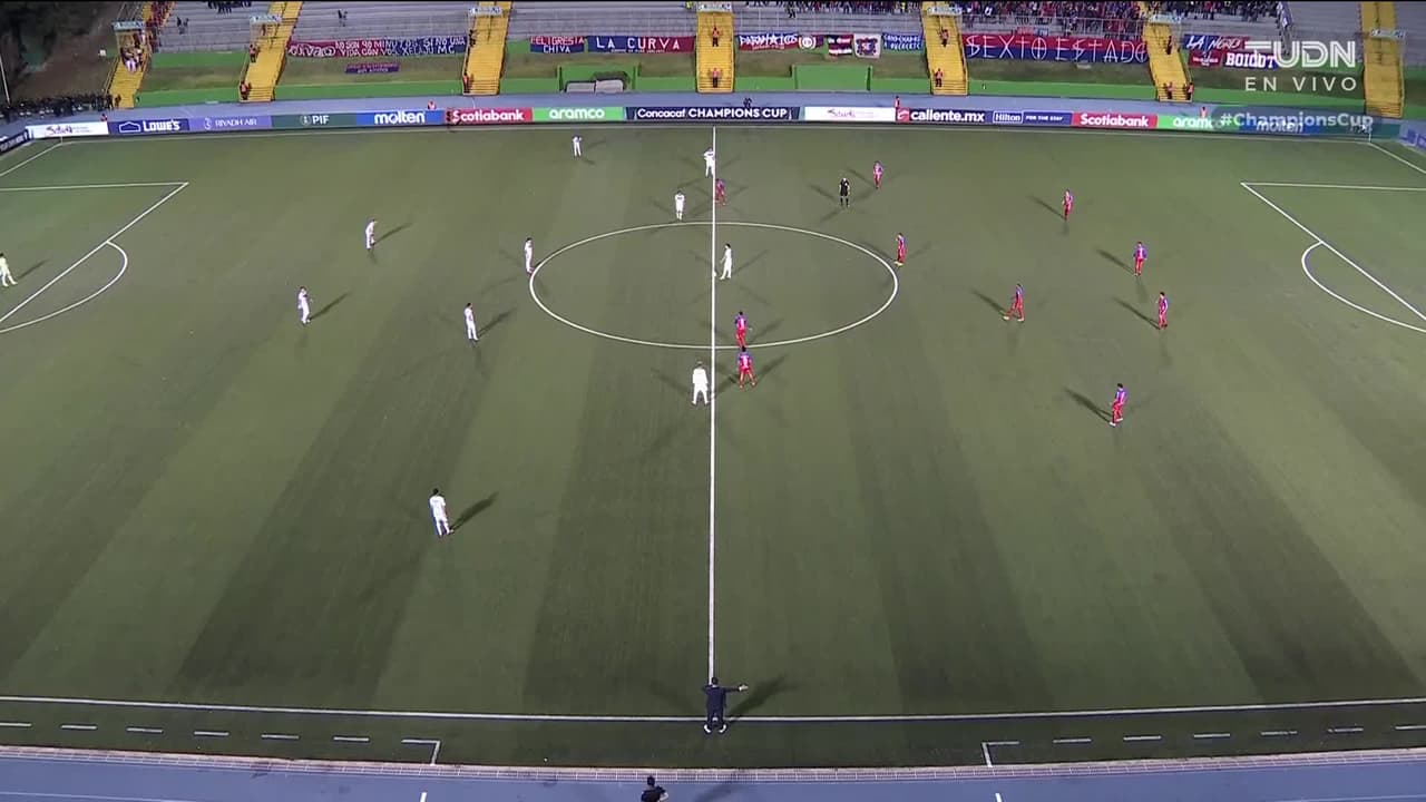 Arranca el partido y la pelota está en juego.