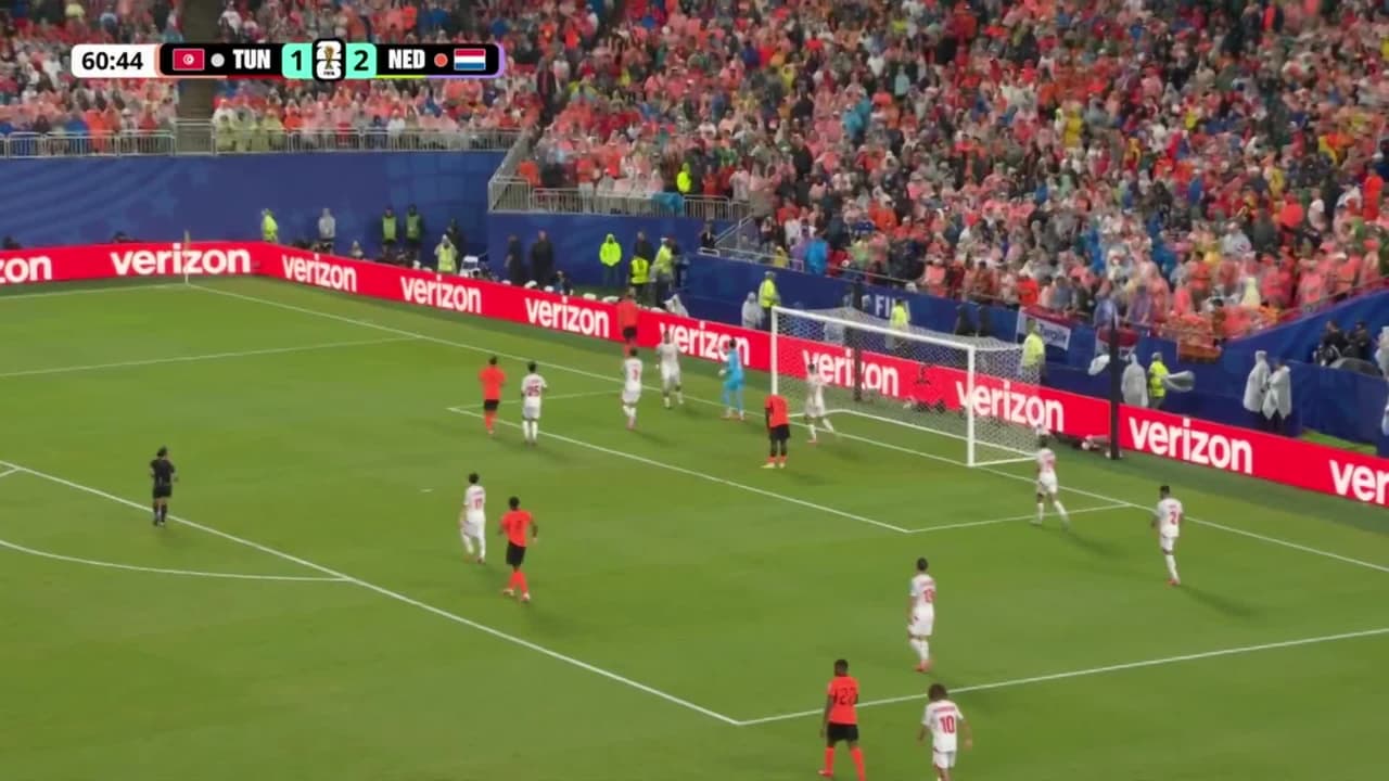 ¡GOL!  anota para Holanda. Jan Paul van Hecke