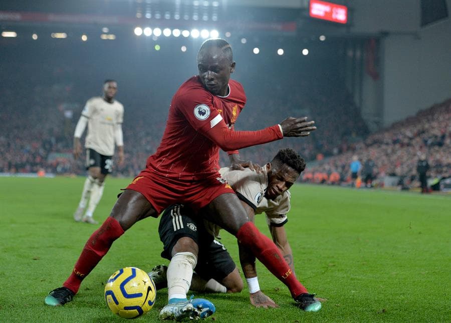 Liverpool se lleva el derbi de Inglaterra con goles de Virgil Van Dijk (14') y Mohamed Salah (93') ante el Manchester United. Liverpool sigue invicto y ya suma 39 partidos sin una derrota.