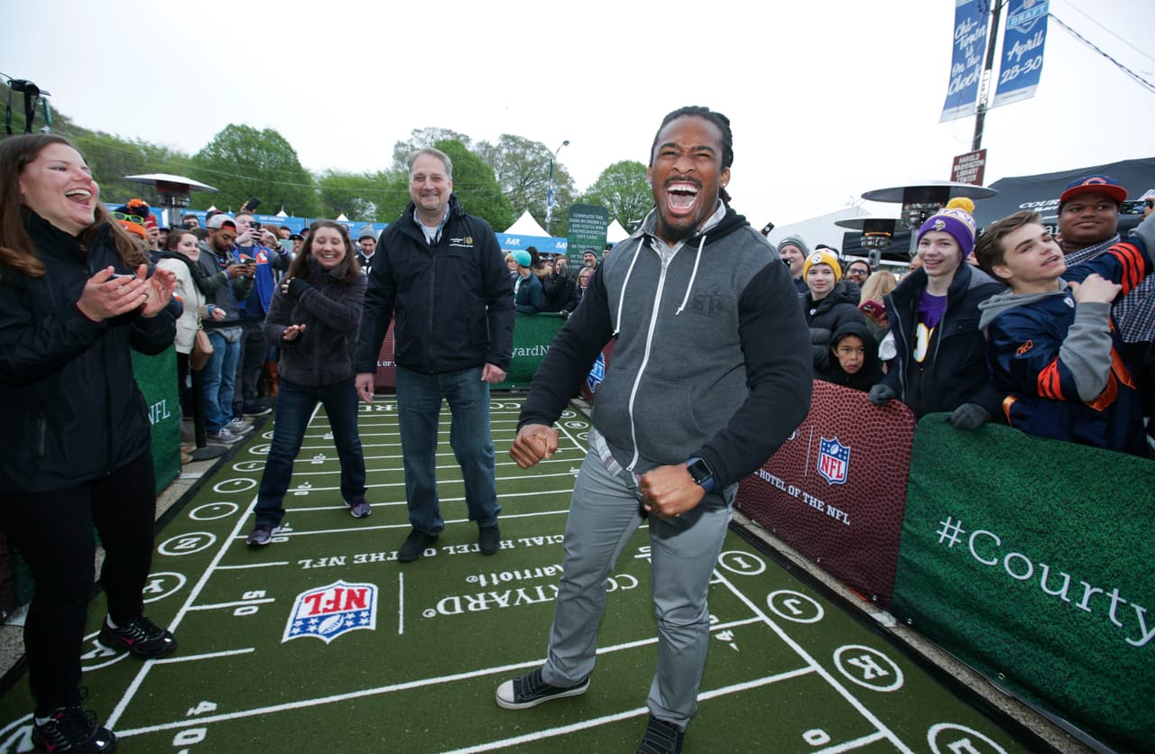 El corredor de los Steelers, DeAngelo Williams, compartiendo con los fans en el Draft Town.