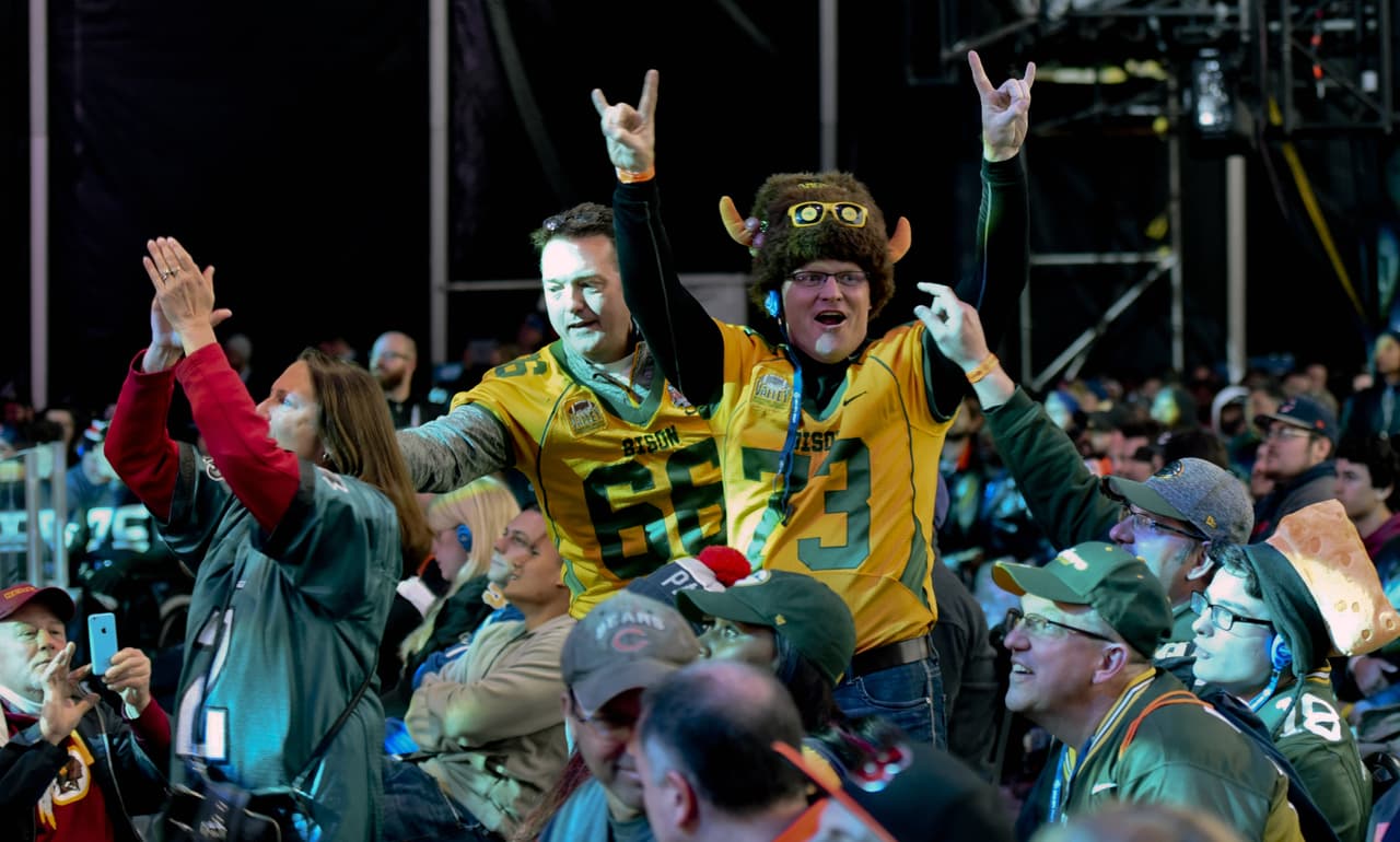 Los fans de North Dakota celebraron la selección de Philadelphia sobre Carson Wentz.