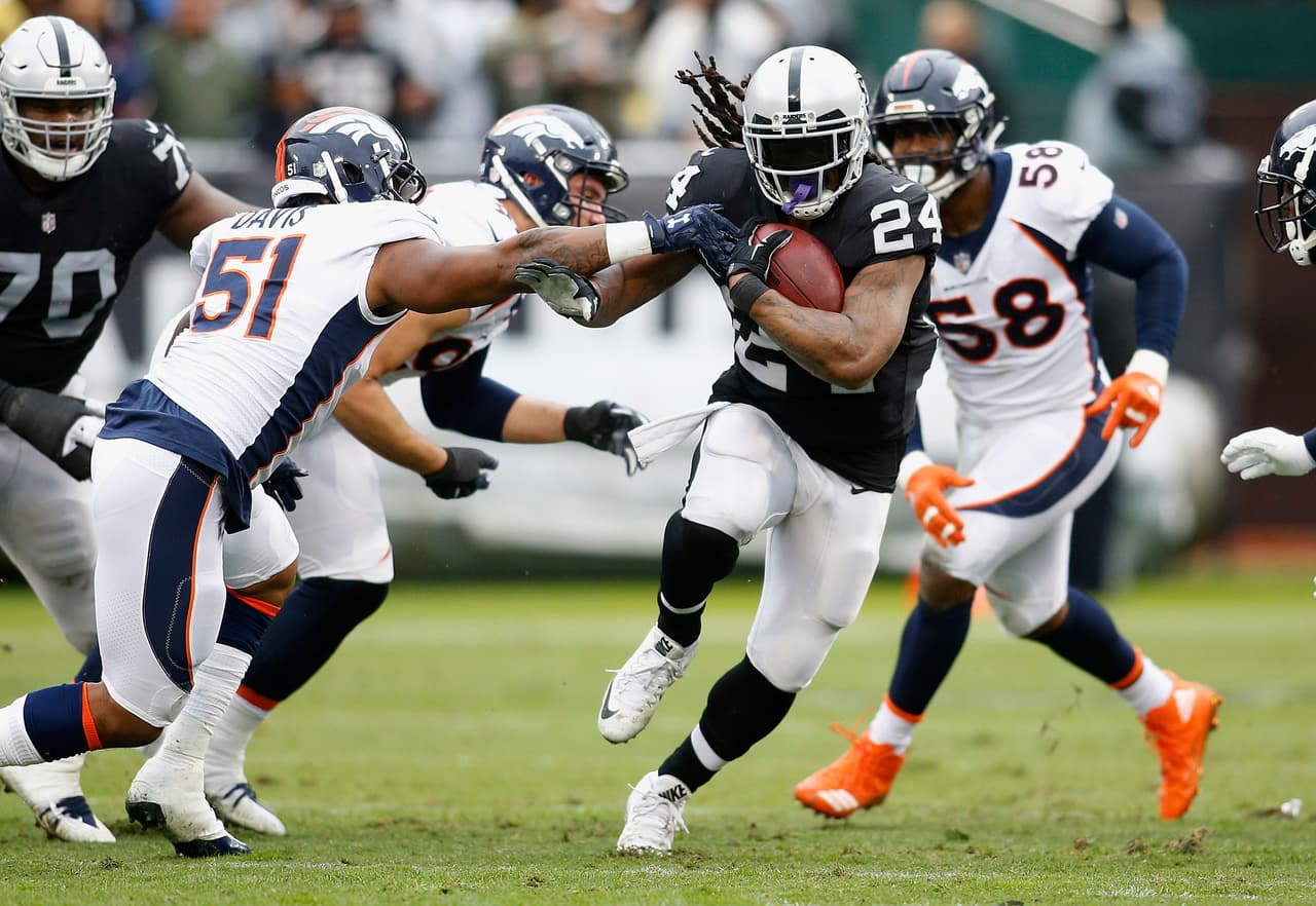 Raiders derrotó a Denver en batalla de poder a poder