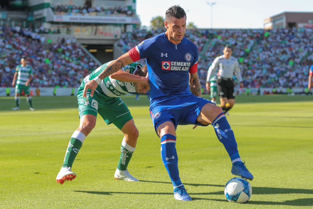 Los celestes comenzaron a hacer valer su condición de líder de la contienda desde los pirmeros minutos del partido. Aquí se aprecia a Milton Caraglio (der) cubriendo el balón ante la marca del local.