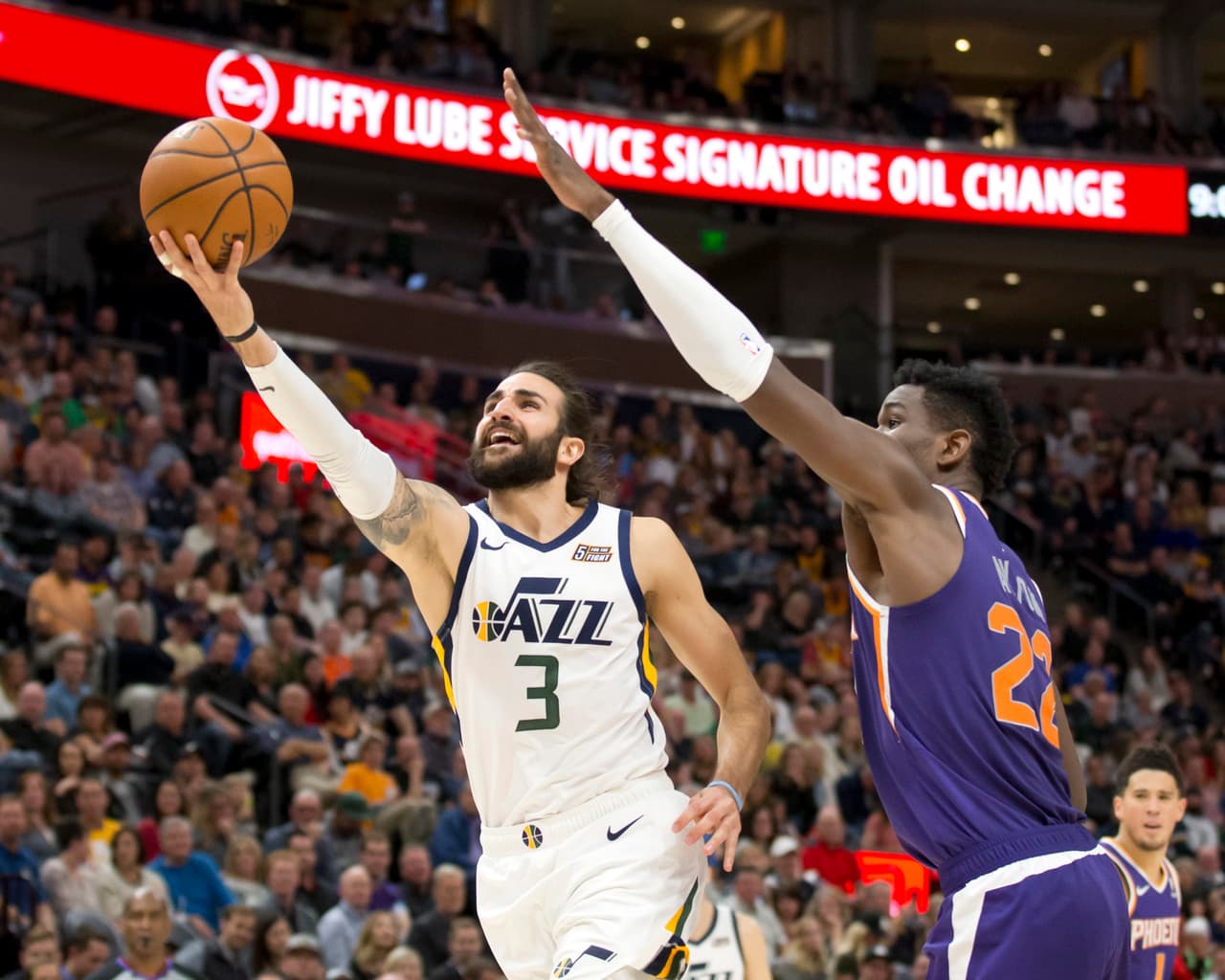 Mientras Booker ufue el único jugador en doble dígito ofensivo, por Utah todos los titulares puntuaron en doble dígito, destacando el francés Rudy Gobert con 27 unidades y 10 rebotes.