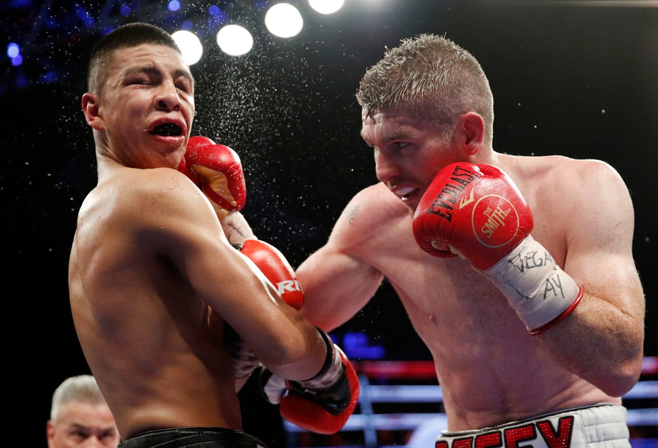 Liam Smith, de 29 años, inició con ímpetu el combate propinando certeros golpes sobre el mexicano.