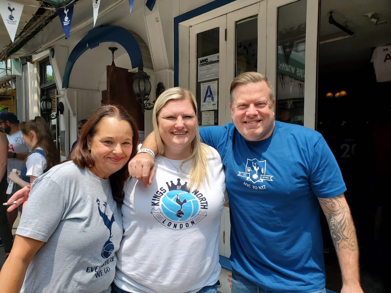 Los fanáticos del Tottenham Hotspur se reunen en Flannery's, el bar oficial de la Peña del club en New York, para disfrutar la Final de la UEFA Champions League.