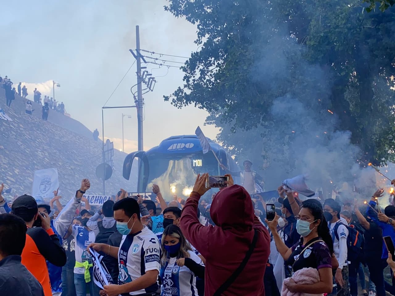 Los preparativos quedan listos para el arranque de las semifinales del fubol mexicano entre Pachuca y Cruz Azul.