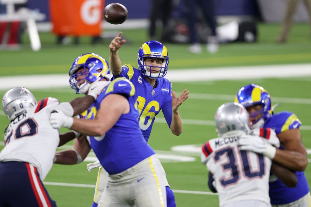 Aaron Donald controla de principio a fin a Cam Newton en la victoria 3-24 sobre los New England Patriots.