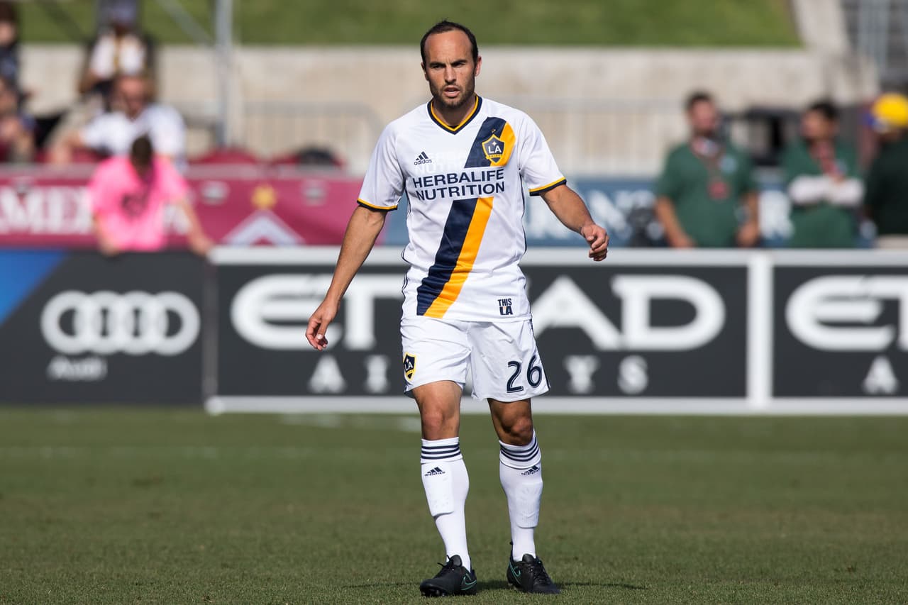 Más recientemente el Galaxy ha regresado a ponerle algo más de color a los suyos, tal y como lo hicieron en 2016 con una nueva banda amarilla, mostrada aquí por el recién retirado (nuevamente) Landon Donovan.