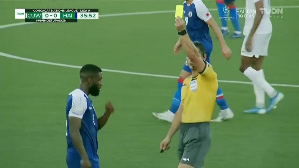 Tarjeta amarilla. El árbitro amonesta a Stéphane Lambese de Haiti