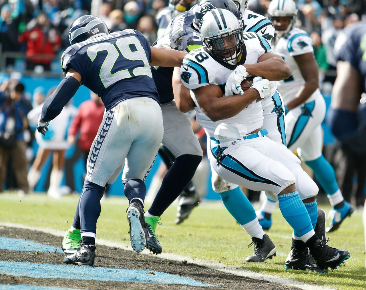 Cuatro yardas por tierra es lo que recorrió Stewart para la primera anotación.