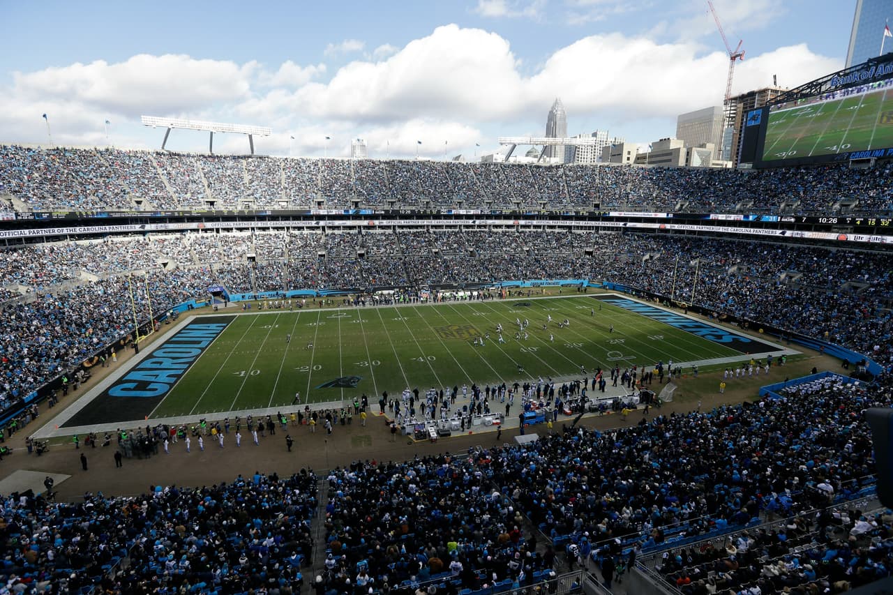 El Estadio de los Carolina Panthers lució lleno de aficionados y con un clima cálido.