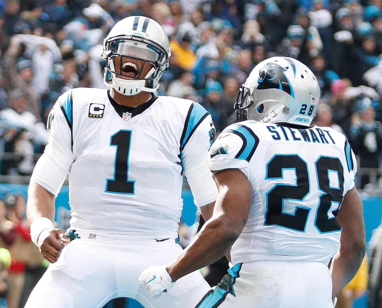 EL primer touchdown del partido, de Cam Newton a Jonathan Stewart.