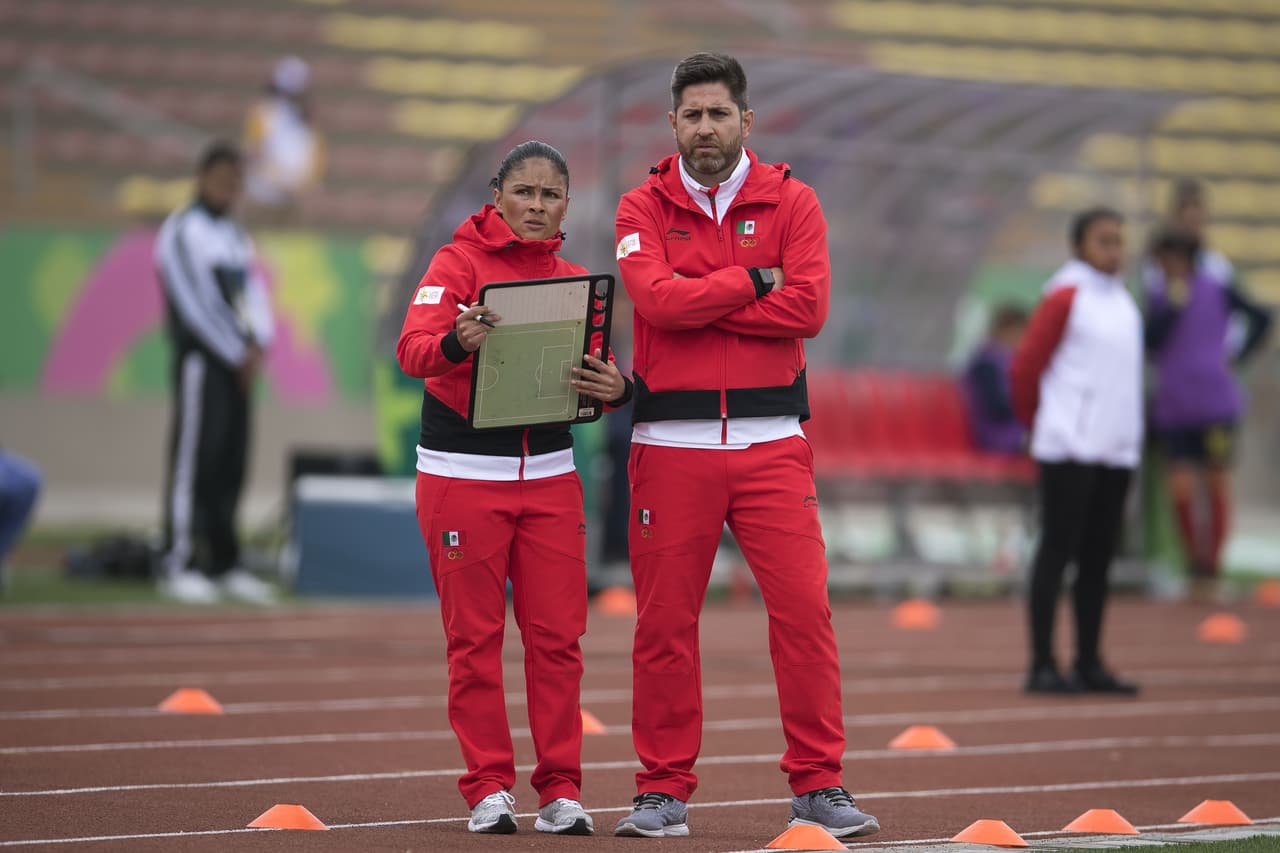 El técnico Christopher Cuéllar analizaba los movientos a seguir en busca del triunfo.