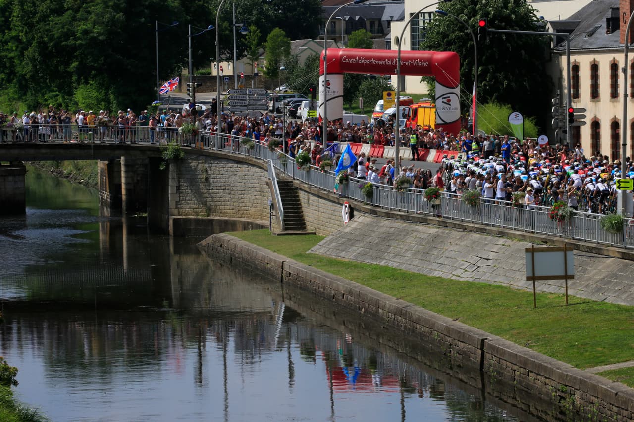 Parte de La Baule, en el Golfo de Morbihan, se adentra en territorio francés para volver a la costa en Sarzeau, Bretaña. Con un sprint puntuable en Derva, a la altura del kilómetro 97.