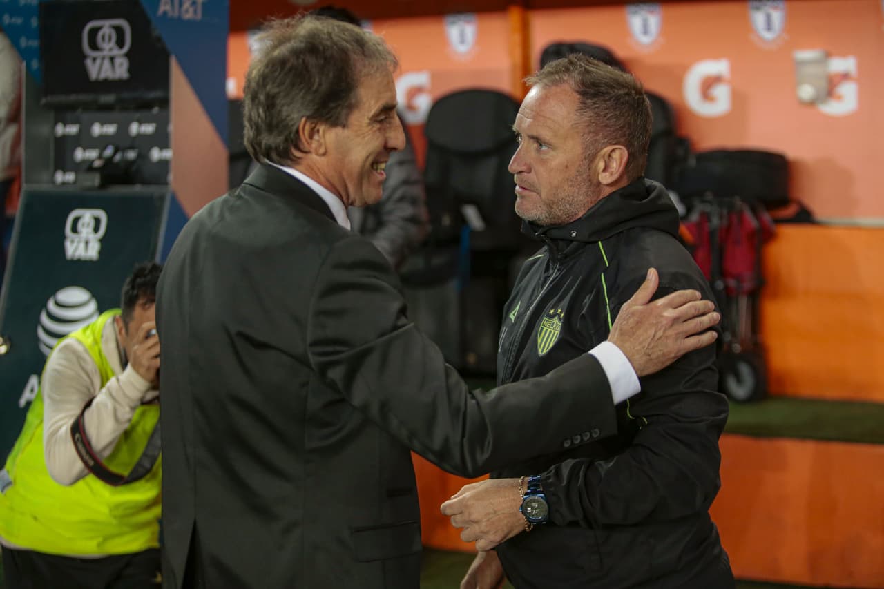 Los entrenadores se saludaron previo al encuentro.