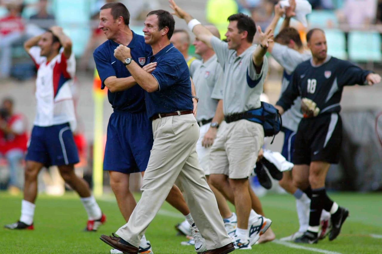 Así celebró Arena la victoria sobre México en el Mundial 2002.