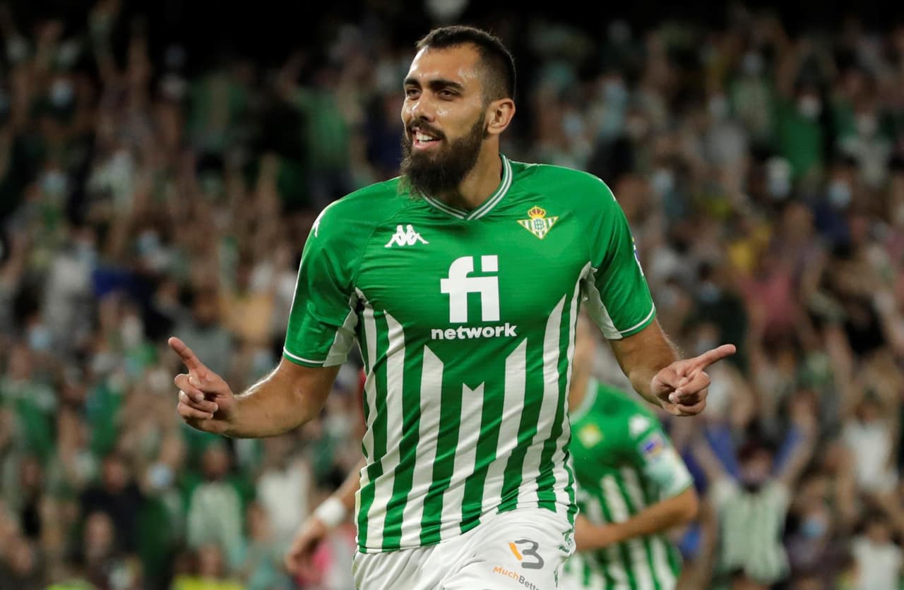 Real Betis golea al Valencia 4-1 durante la Jornada 11 en La Liga. Borja Iglesias, con doblete, ya ponía encima a los béticos en el marcador, pero Gabriel Paulista ya anotaba uno a favor de los Chés y, al final, German Pezzella y Juanmi Jiménez se encargaron de alargar la diferencia y quedarse con la victoria. Guardado ingresó al 63'.