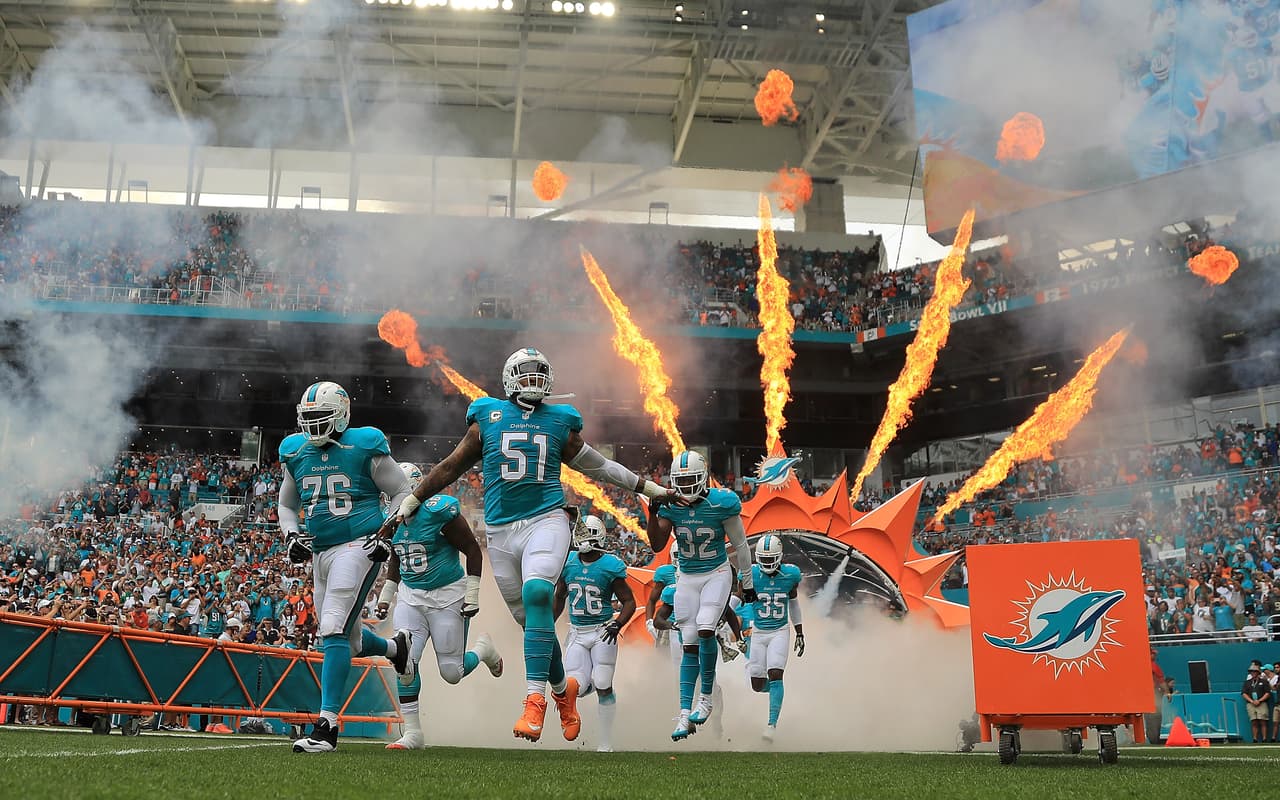 Espectacular entrada al campo de los Miami Dolphins.